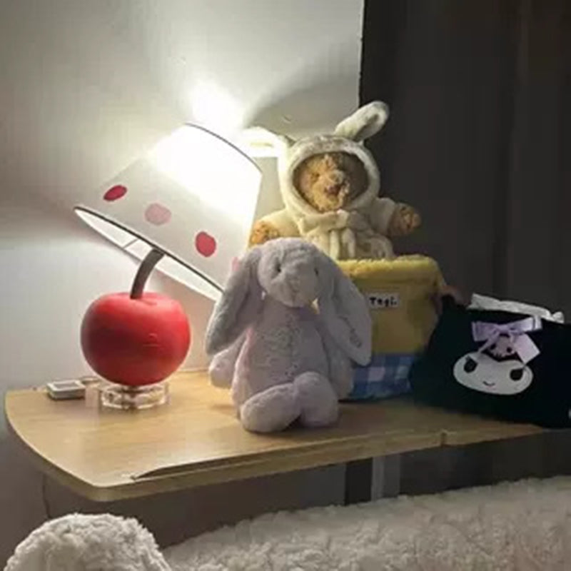 Zeitgenössische kreative geneigte Harz-Apfel-Stoffschirm 1-Lampen-Tischlampe für das Schlafzimmer