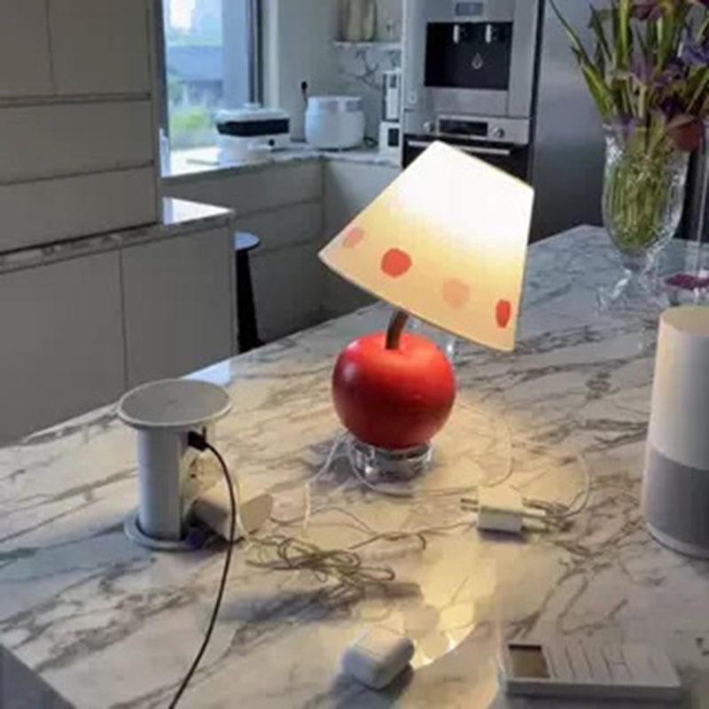 Zeitgenössische kreative geneigte Harz-Apfel-Stoffschirm 1-Lampen-Tischlampe für das Schlafzimmer