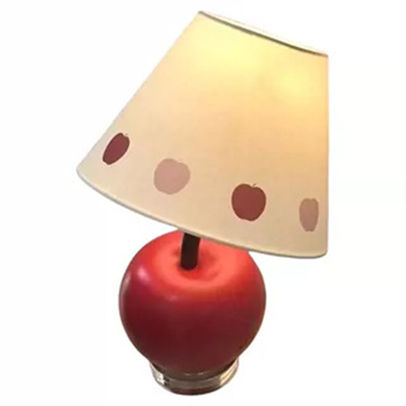 Zeitgenössische kreative geneigte Harz-Apfel-Stoffschirm 1-Lampen-Tischlampe für das Schlafzimmer