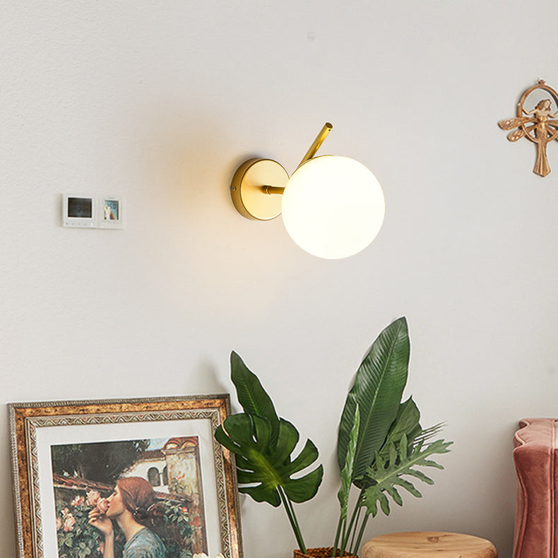 Zeitgenössische kreative runde Kugel Wasser gemustertes Glas Eisen 1-Lampe Wandstrahler für das Wohnzimmer