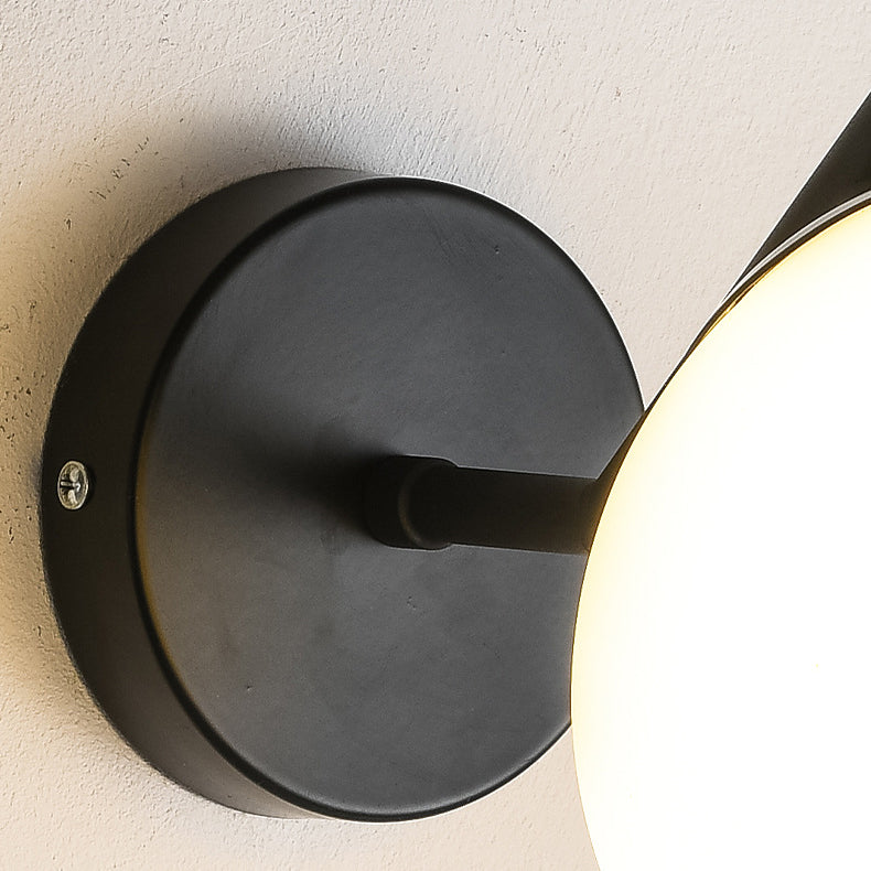 Zeitgenössische kreative runde Kugel Wasser gemustertes Glas Eisen 1-Lampe Wandstrahler für das Wohnzimmer