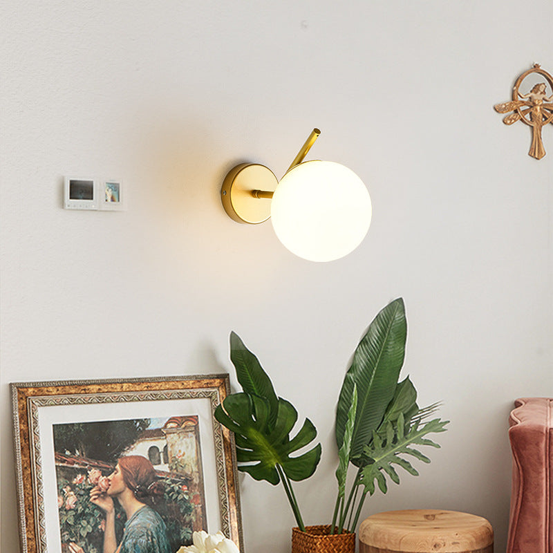 Zeitgenössische kreative runde Kugel Wasser gemustertes Glas Eisen 1-Lampe Wandstrahler für das Wohnzimmer