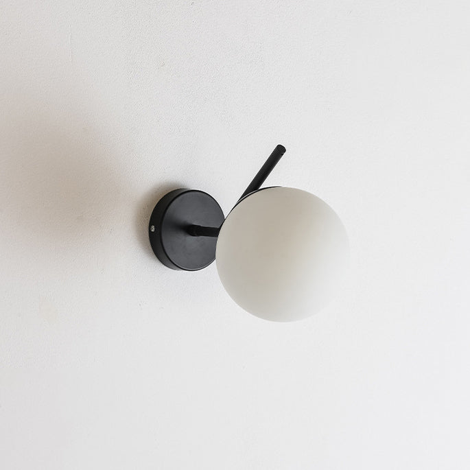 Zeitgenössische kreative runde Kugel Wasser gemustertes Glas Eisen 1-Lampe Wandstrahler für das Wohnzimmer