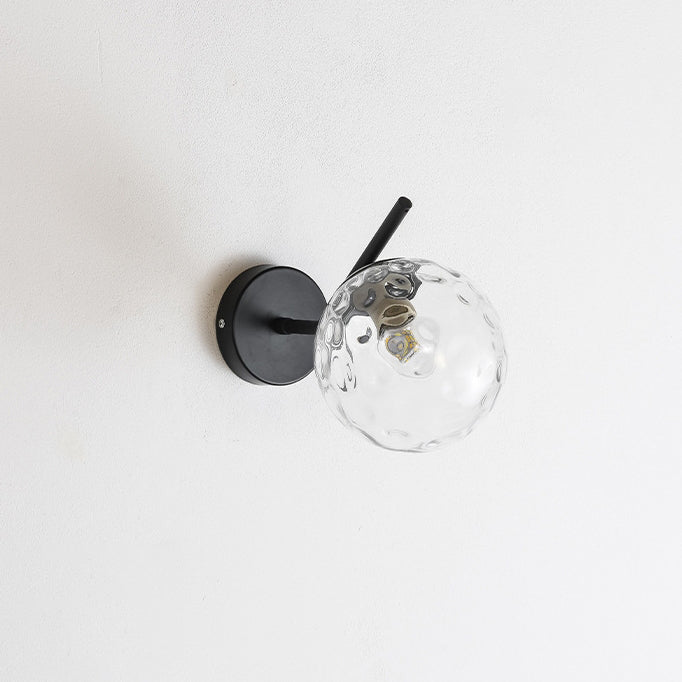 Zeitgenössische kreative runde Kugel Wasser gemustertes Glas Eisen 1-Lampe Wandstrahler für das Wohnzimmer