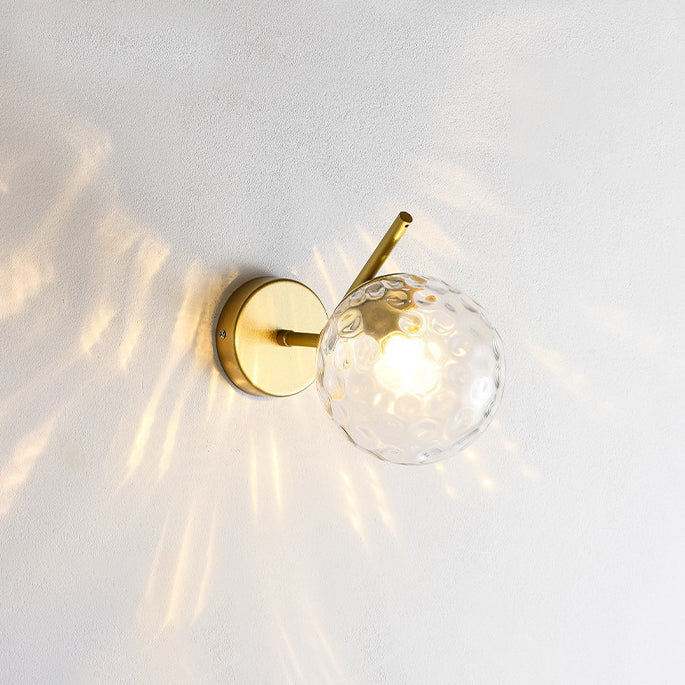 Zeitgenössische kreative runde Kugel Wasser gemustertes Glas Eisen 1-Lampe Wandstrahler für das Wohnzimmer