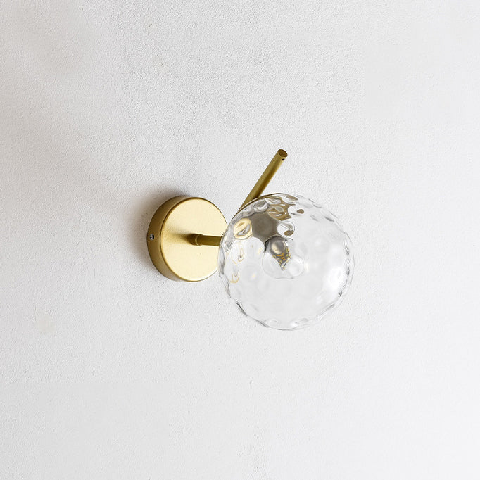 Zeitgenössische kreative runde Kugel Wasser gemustertes Glas Eisen 1-Lampe Wandstrahler für das Wohnzimmer