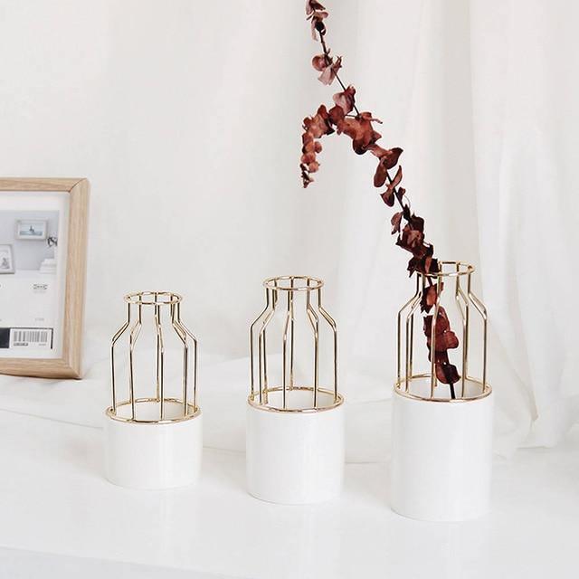 Sandsberg Eisen-Keramik Design Vase | Modernes Gittermuster | Elegante Dekoration | Für Wohnzimmer & Büro