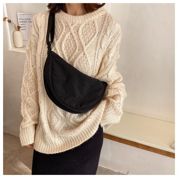 – Organisieren und stilvoll tragen mit dieser Half Moon Crossbody Tasche