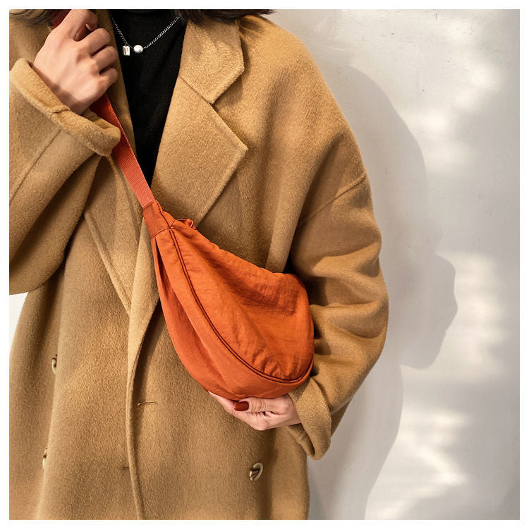 – Organisieren und stilvoll tragen mit dieser Half Moon Crossbody Tasche