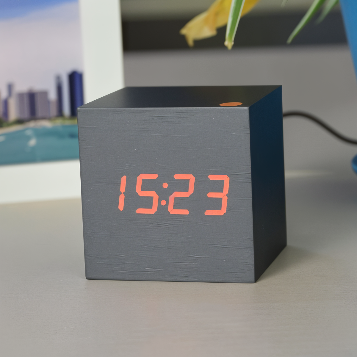 Sandsberg | Elegante digitale LED Holz Uhr