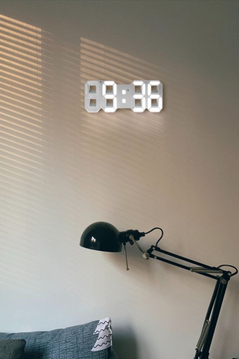 Sandsberg 3D LED Wanduhr | Moderne Digitale Uhr | Dimmbares LED Licht | Stilvolle Wanddeko