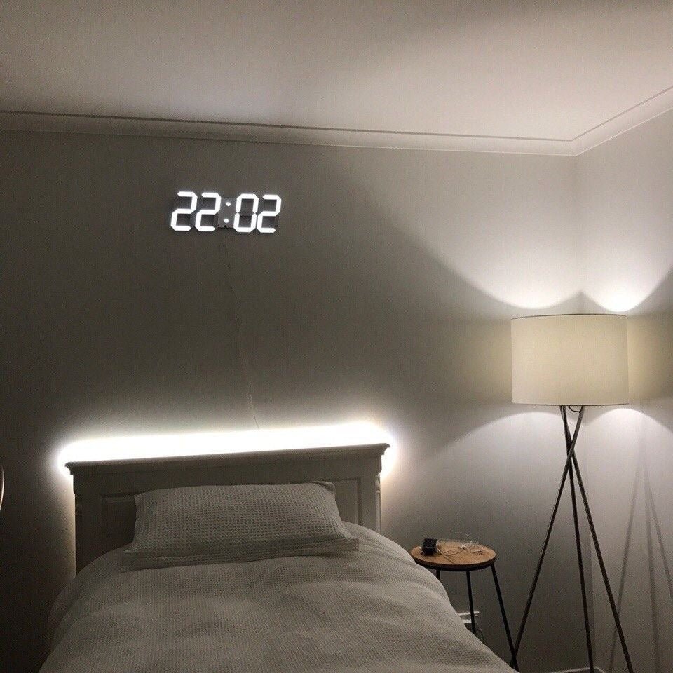 Sandsberg 3D LED Wanduhr | Moderne Digitale Uhr | Dimmbares LED Licht | Stilvolle Wanddeko