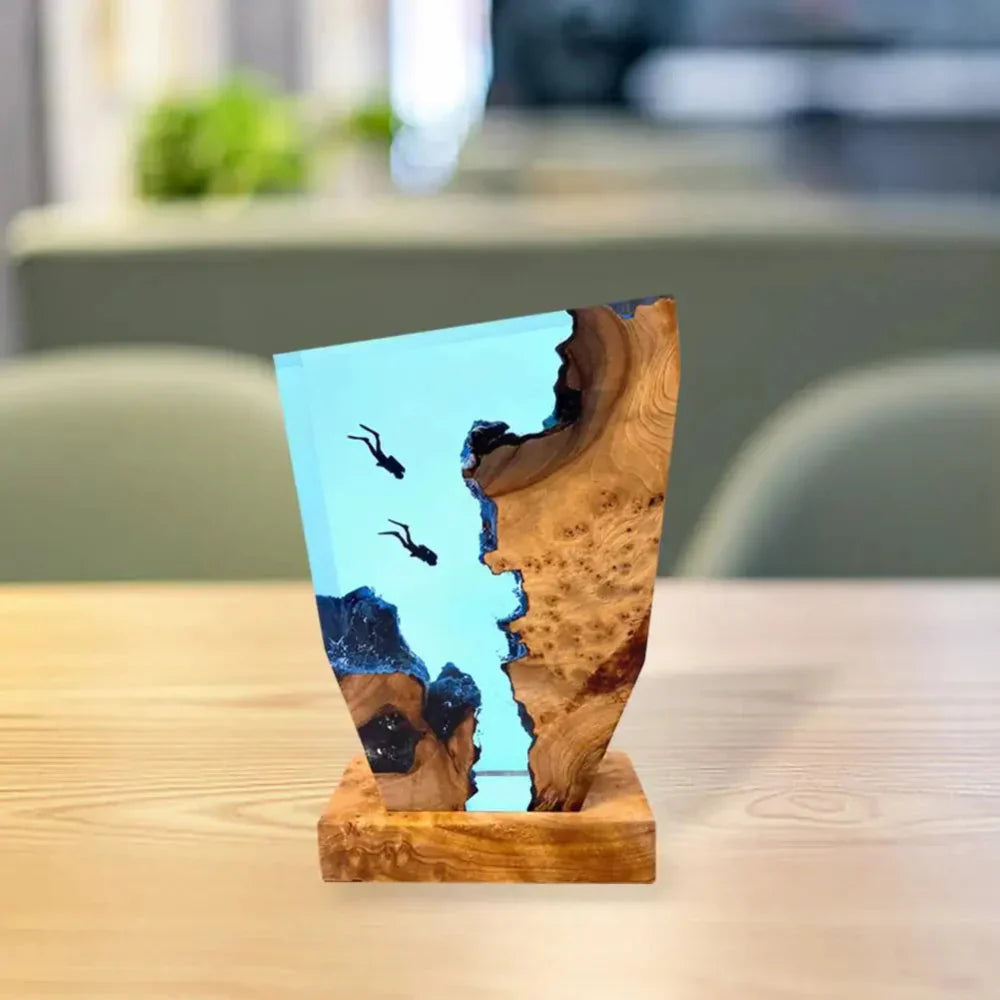 Sandsberg | Marideep – Tiefseetaucher Tischlampe mit Holzsockel & ambienter Beleuchtung