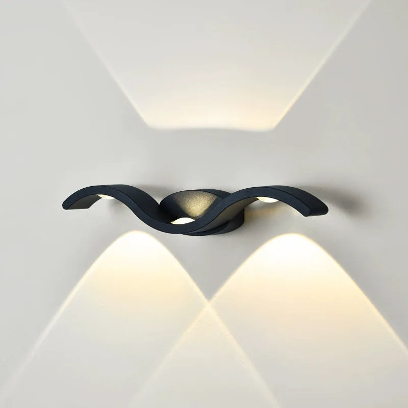 Schwarze Wandlampe mit geschwungenem Design, strahlt Licht nach oben und unten ab