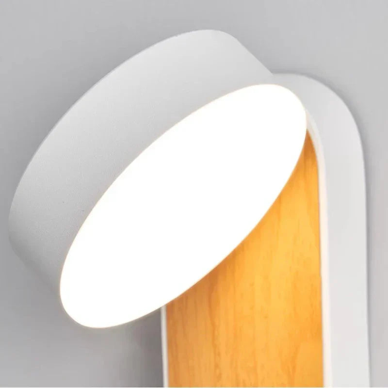 Drehbare LED-Wandleuchte im nordischen Stil – Moderne Schlafzimmerlampe mit Holzoptik