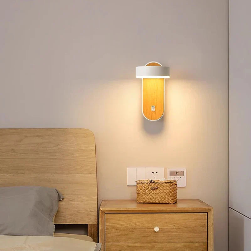 Drehbare LED-Wandleuchte im nordischen Stil – Moderne Schlafzimmerlampe mit Holzoptik