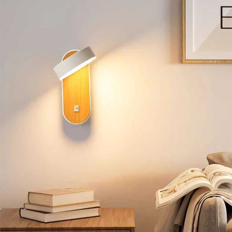 Drehbare LED-Wandleuchte im nordischen Stil – Moderne Schlafzimmerlampe mit Holzoptik