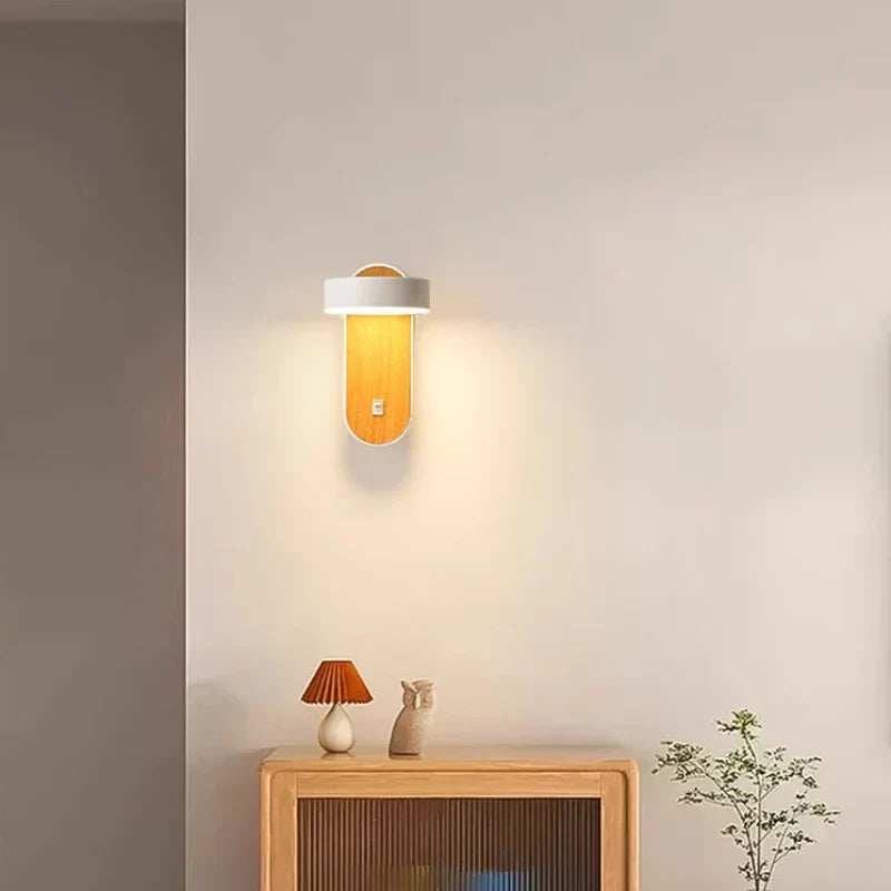 Drehbare LED-Wandleuchte im nordischen Stil – Moderne Schlafzimmerlampe mit Holzoptik