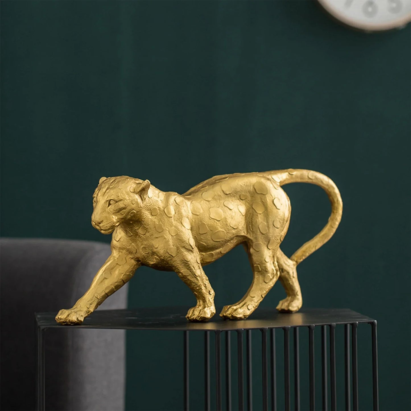 Exquisite Sammlung von Bären- und Stierfiguren aus Harz – Ornament und Skulptur für die Dekoration von Schreibtisch, Regal und Bücherregal.