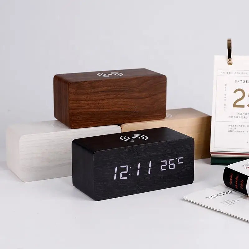 Minimalistische LED Holzwecker mit Temperaturanzeige, drahtloser Ladefunktion und digitaler Zeitanzeige – Ideal für Schlafzimmer und Büro