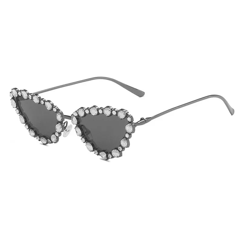Herzförmige Sonnenbrillen mit Edelsteinverzierung.
