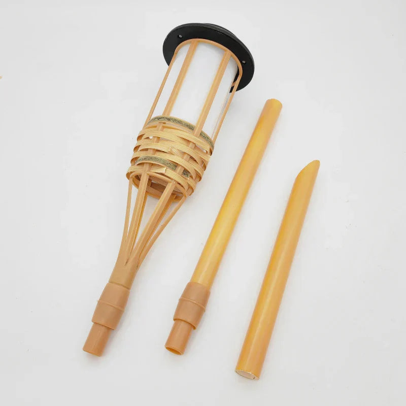 Zwei Bambusfackeln mit Solarmodul und Erdspießen, zerlegt auf weißem Hintergrund