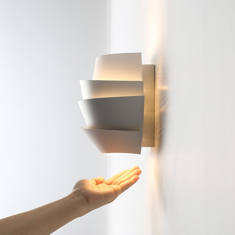 Sandsberg Skandinavische Wandlampe mit Doppelausleuchtung | Modernes Design | Ideal für Wohnzimmer & Schlafzimmer