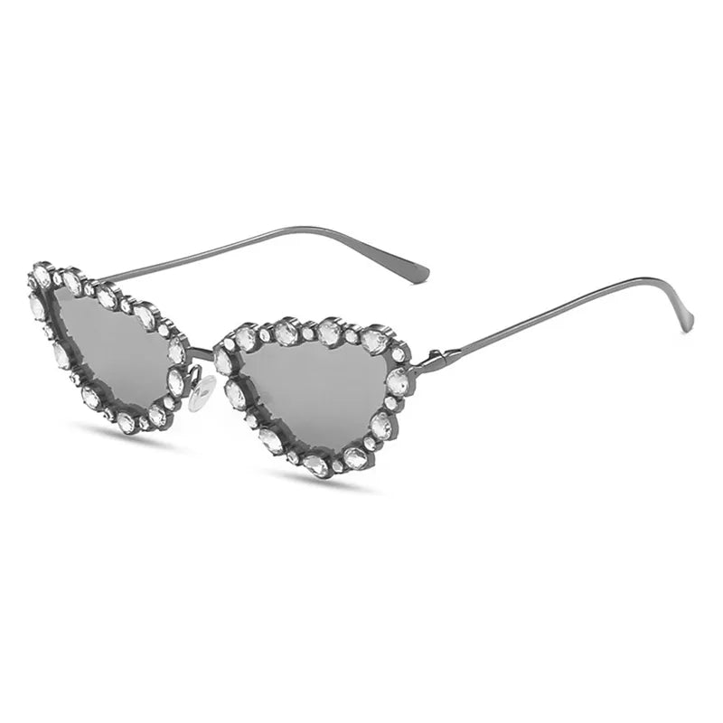 Herzförmige Sonnenbrillen mit Edelsteinverzierung.