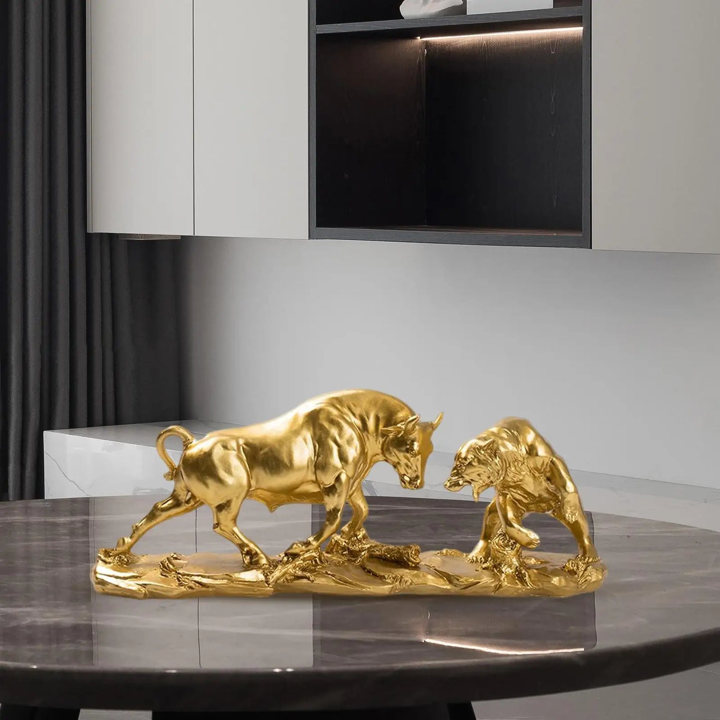 Exquisite Sammlung von Bären- und Stierfiguren aus Harz – Ornament und Skulptur für die Dekoration von Schreibtisch, Regal und Bücherregal.