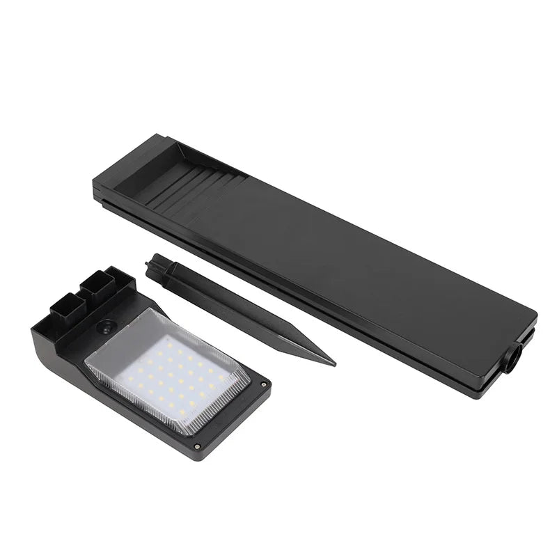 Set aus rechteckiger Solarlampe mit Erdspieß, zerlegt auf weißem Hintergrund