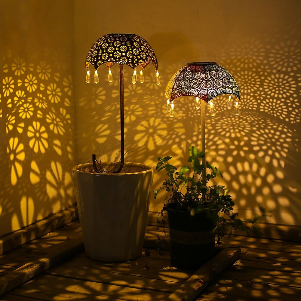 Bunte Gartenlampe in Schirmform beleuchtet Blumentopf mit dekorativem Lichtspiel