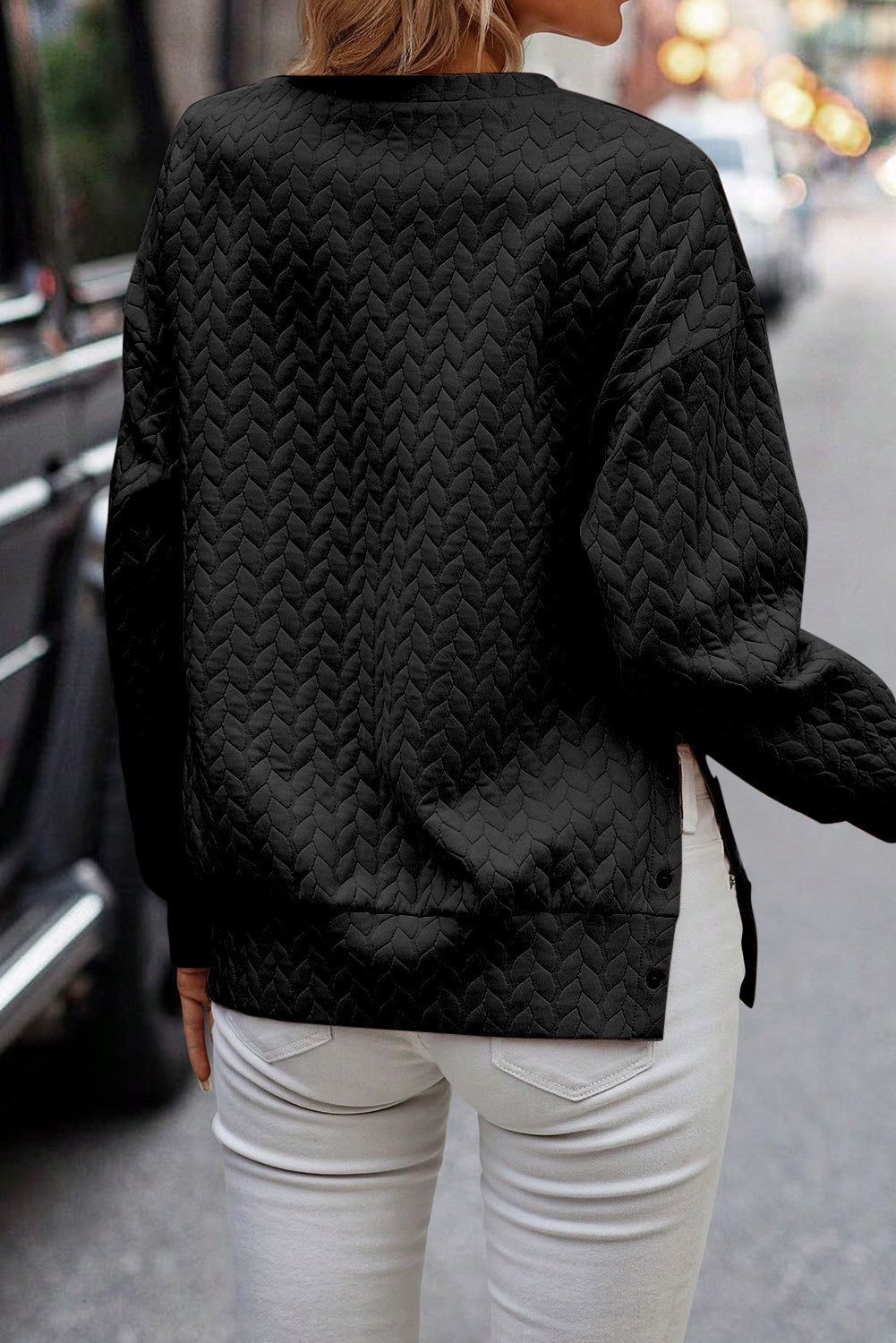 Schwarzer gesteppter Sweatshirt mit Druckknopfdetails und überschnittenen Schultern