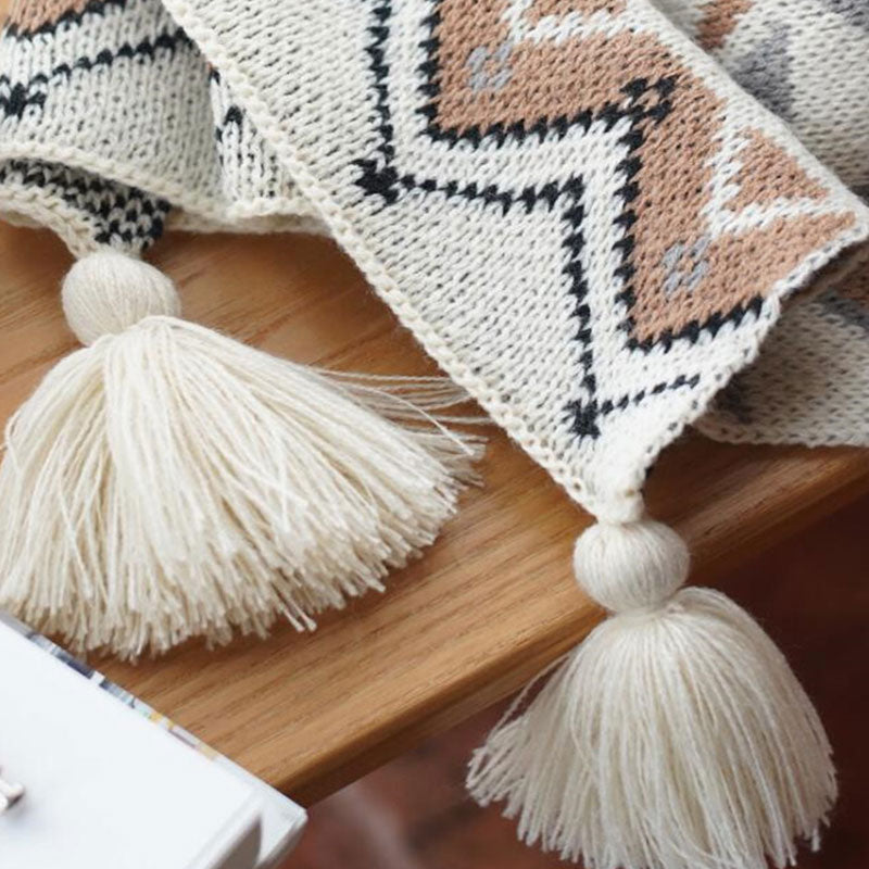 Gemütliche Strickdecke mit Quastenmuster