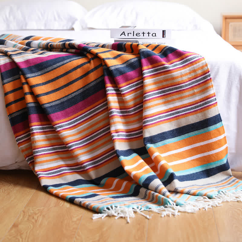Bunte, gestreifte, weiche Decke mit Quasten und Regenbogenmuster