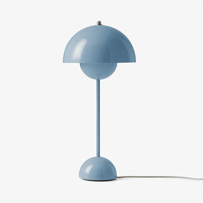 Himmelblaue Lampe auf weißem Hintergrund, stromkabelgebunden