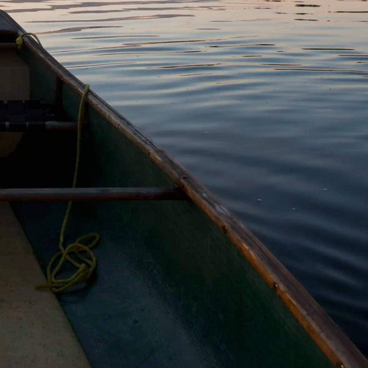 Sandsberg | Boot und Paddel an einem ruhigen See bei Sonnenuntergang Wandkunst