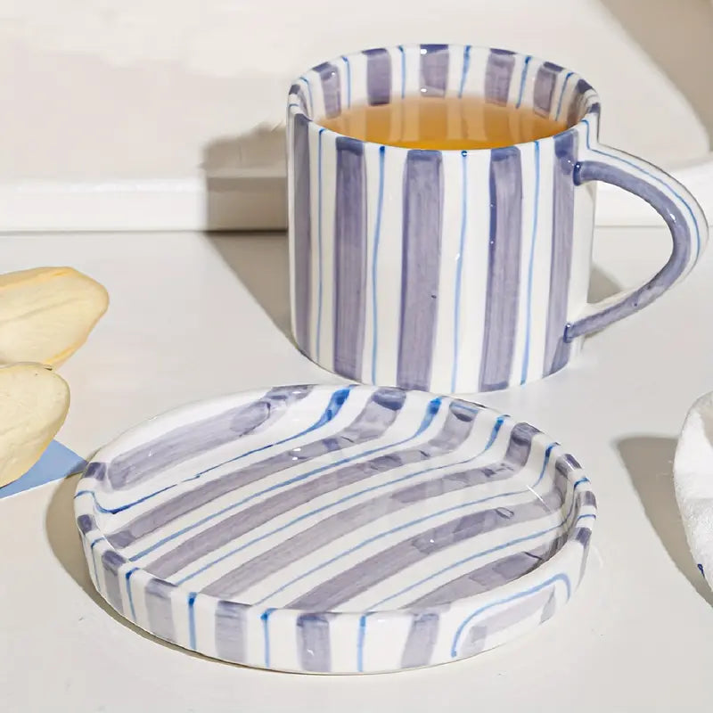 Gestreifte Tasse mit Teller