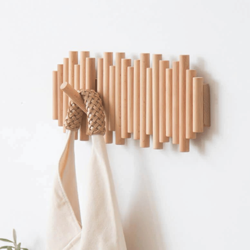 Nordischer handgefertigter Holzkleiderständer