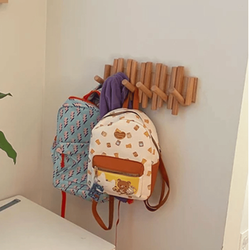 Nordischer handgefertigter Holzkleiderständer