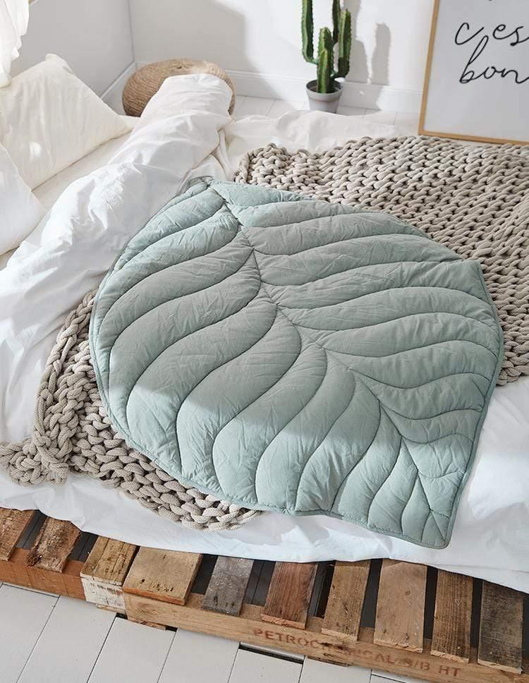Sandsberg Kuscheldecke im Blatt-Design | Weich & Vielseitig | Perfekt für Zuhause