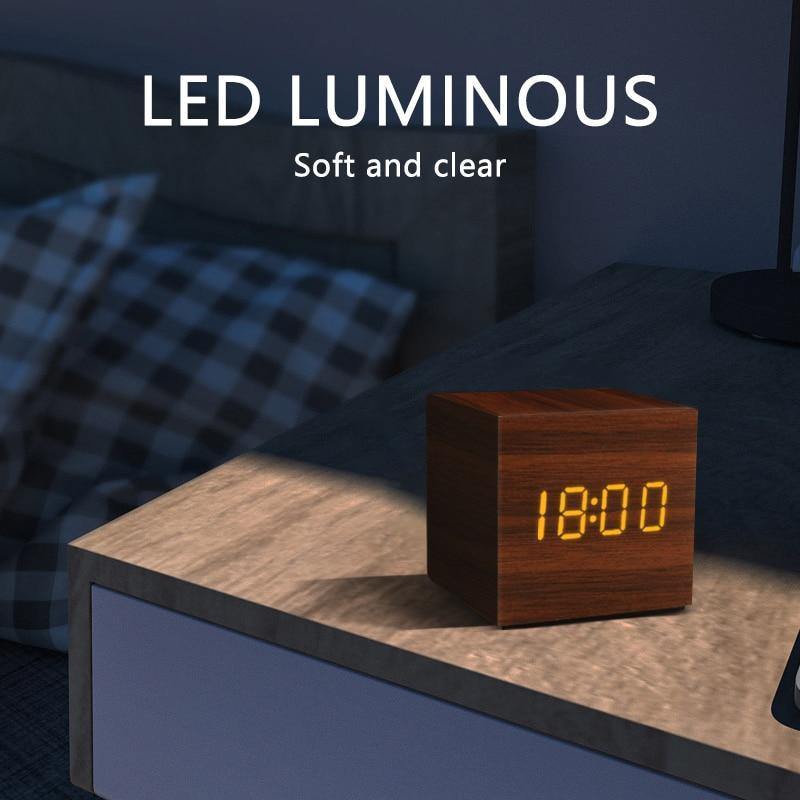 Würfelförmiger LED-Wecker