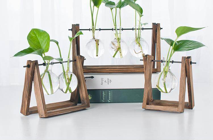 Dekorative Holvasen mit Holztablett