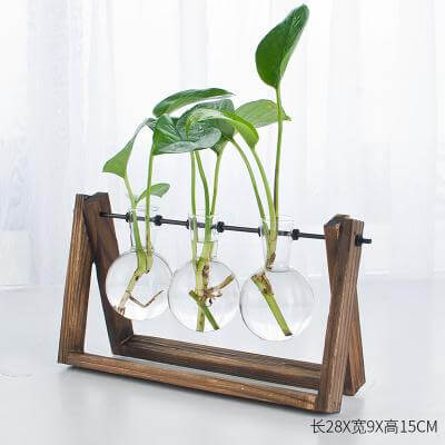 Dekorative Holvasen mit Holztablett