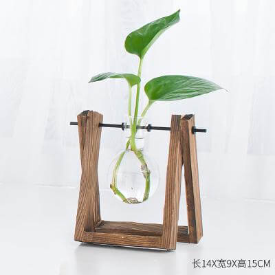 Dekorative Holvasen mit Holztablett