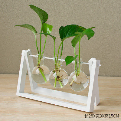 Dekorative Holvasen mit Holztablett