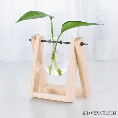 Dekorative Holvasen mit Holztablett