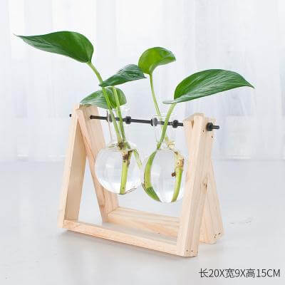 Dekorative Holvasen mit Holztablett