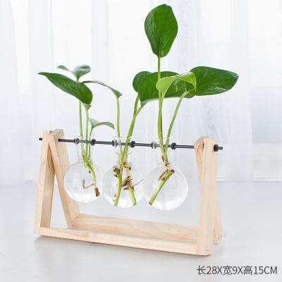 Dekorative Holvasen mit Holztablett