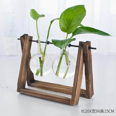 Dekorative Holvasen mit Holztablett