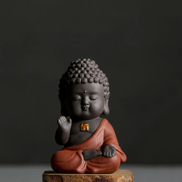 Entzückende kleine meditierende Buddha-Statue
